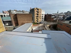 afbeelding van een plat dak door blue sky bouwcollectief