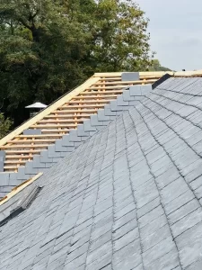 afbeelding van de renovatie van een scheef dak door blue sky bouwcollectief