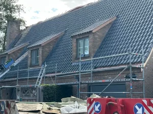afbeelding van de renovatie van een scheef dak door blue sky bouwcollectief