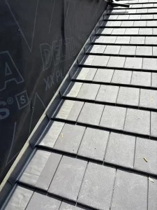 afbeelding van de renovatie van een scheef dak door blue sky bouwcollectief